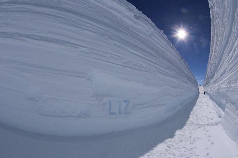 Una scritta su un muro di ghiaccio nei pressi della base italo-francese Concordia (fonte: ESA/IPEV/PNRA-N. Albertsen) - RIPRODUZIONE RISERVATA