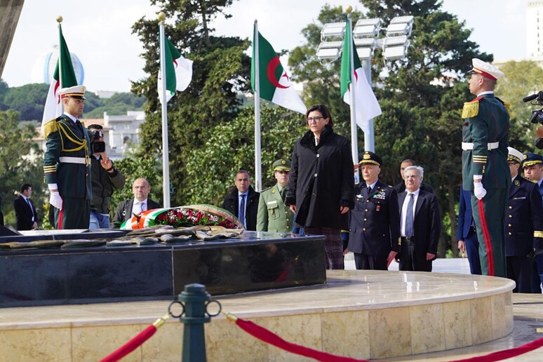 Il ministro della Difesa Elisabetta Trenta in visita al Monumento ai Martiri dell 'indipendenza ad Algeri -     RIPRODUZIONE RISERVATA