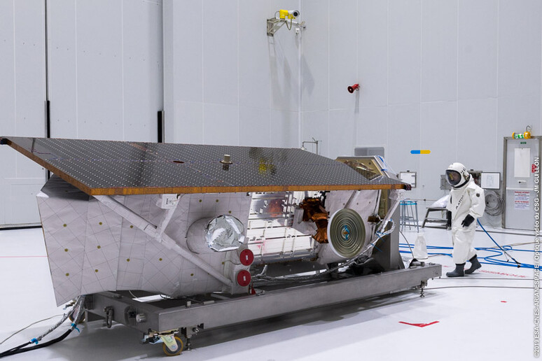 Il satellite Prisma nella base europea di Kourou si prepara al lancio, previsto il 15 marzo (fonte: ASI) - RIPRODUZIONE RISERVATA