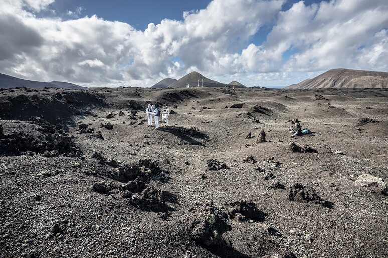 Astronauti e geologi sperimentano nuovi strumenti nel paesaggio lunare di Lanzarote (fonte: ESA-A.Romeo) - RIPRODUZIONE RISERVATA