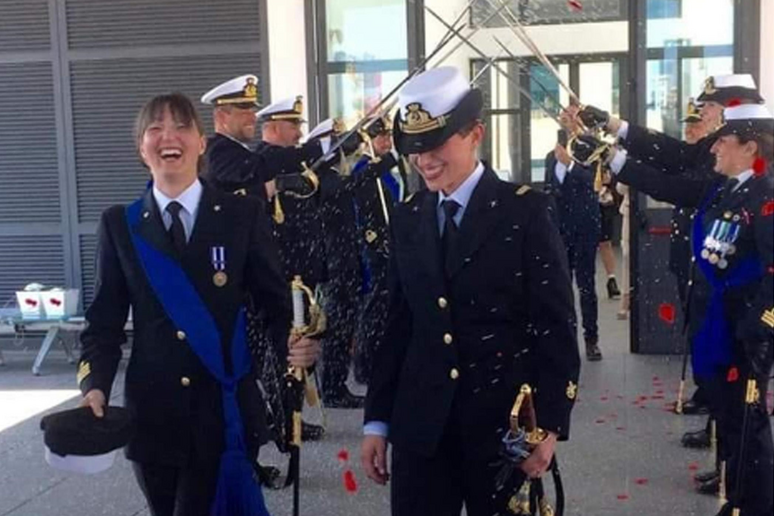 Rosa Maria e Lorella, due militari della Marina, si sono unite civilmente nelle loro uniformi di gala. - RIPRODUZIONE RISERVATA
