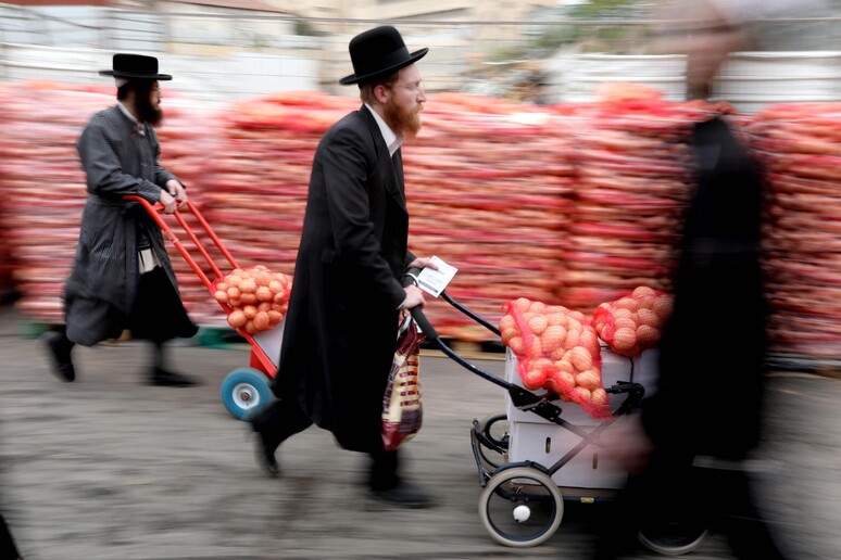 i preparativi della festa a Gerusalemme © ANSA/EPA