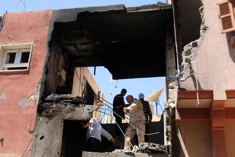 Edificio distrutto da un bombardamento a Tripoli © ANSA/EPA