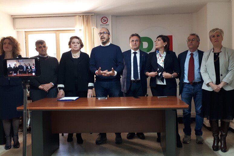 Il segretario regionale del Pd Davide Faraone con i candidati siciliani alle Europee - RIPRODUZIONE RISERVATA