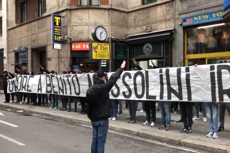 'Onore a Mussolini ', lo striscione esposto nei giorni scorsi vicino piazzale Loreto a Milano - RIPRODUZIONE RISERVATA