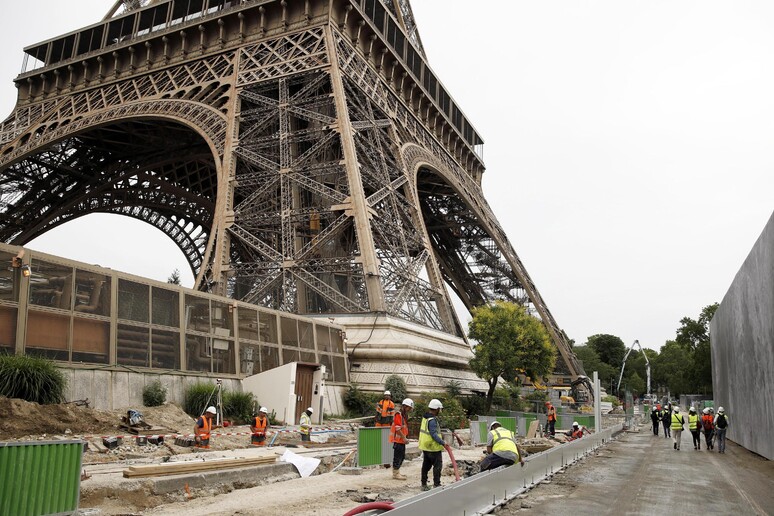 La Tour Eiffel fa 130 anni, alle prese con un maxi-lifting - Tempo
