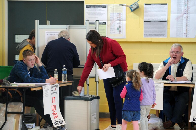Voto in Irlanda © ANSA/EPA