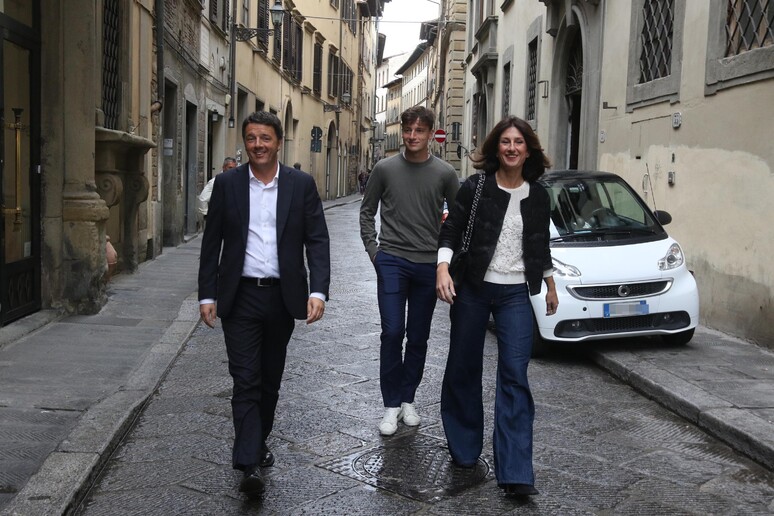Matteo Renzi con la moglie e uno dei figli in una foto d 'archivio - RIPRODUZIONE RISERVATA