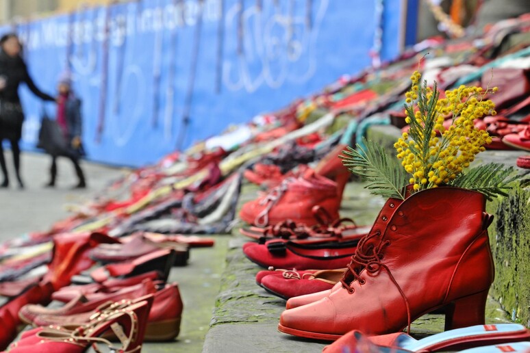 Scarpe rosse per dire no alla violenza sulle donne - RIPRODUZIONE RISERVATA
