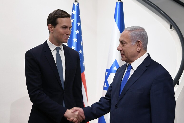 Il consigliere del presidente statunitense Jared Kushner e il presidente israeliano Benyamin Netanyahu a Gerusalemme © ANSA/EPA