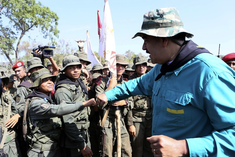 Nicolas maduro incontra dei militari © ANSA/AP