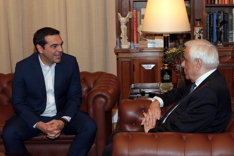 Il premier Alexis Tsipras a colloquio con il presidente della Repubblica greca Prokopis Pavlopoulos © ANSA/EPA