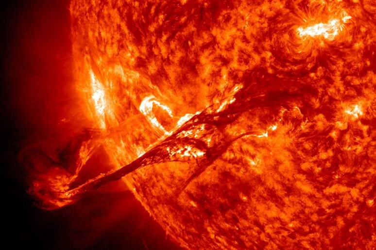 Un 'eruzione solare (fonte: SDO, NASA) - RIPRODUZIONE RISERVATA