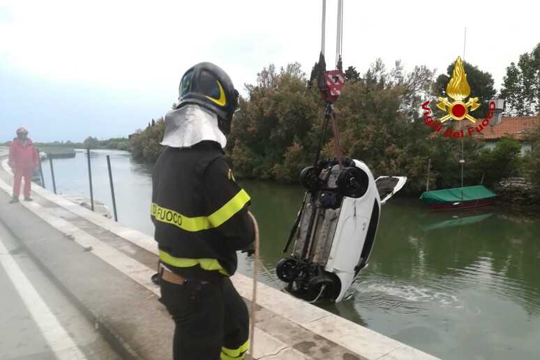 Intrappolato in auto nel canale,morto nel litorale veneziano - RIPRODUZIONE RISERVATA