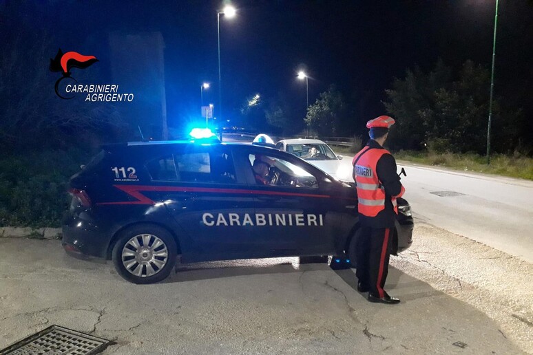 Carabiniere accoltellato alla schiena e ferito - RIPRODUZIONE RISERVATA