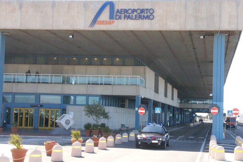 Carabinieri in aeroporto Palermo (Gesap) - RIPRODUZIONE RISERVATA
