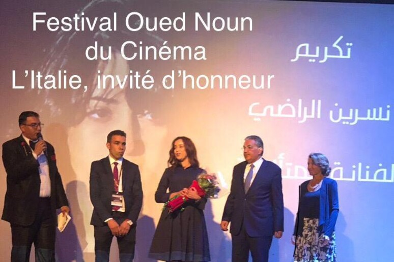 Sul palco del Festival di Guelmin, al centro, l 'ambasciatore italiano in Marocco, Barbara Bregato. -     RIPRODUZIONE RISERVATA