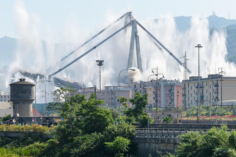 La demolizione di Ponte Morandi a Genova - RIPRODUZIONE RISERVATA