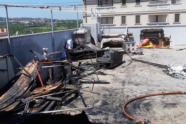 L 'albergo Augustus danneggiato dall 'incendio - RIPRODUZIONE RISERVATA