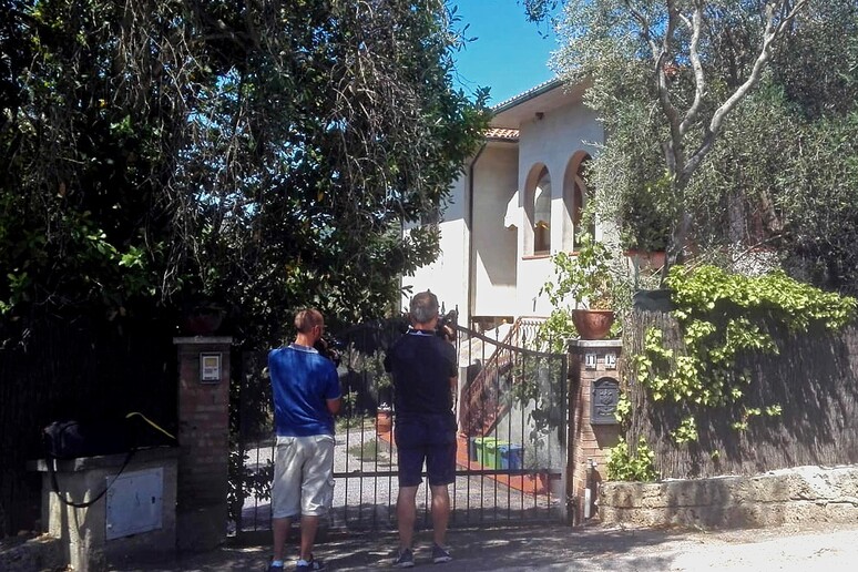 Giornalisti davanti alla casa di Vannucci - RIPRODUZIONE RISERVATA