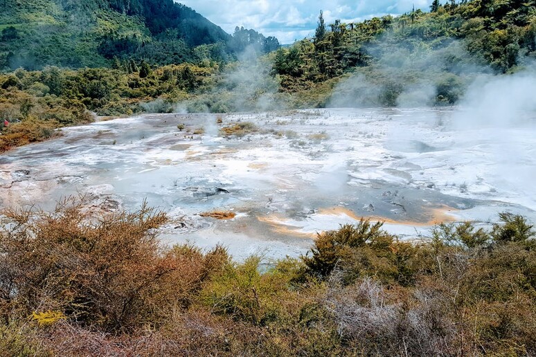 Una sorgente geotermale. probabilmente erano simili a questi gli ambienti in cui ha avuto origine la vita (fonte: Michael Bower, Pexels) - RIPRODUZIONE RISERVATA