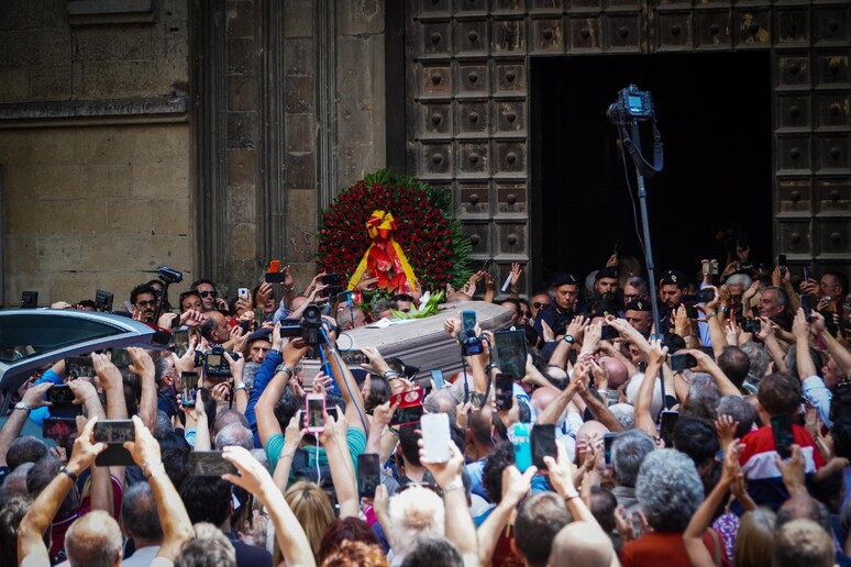 De Crescenzo: feretro in basilica Napoli per i funerali - RIPRODUZIONE RISERVATA