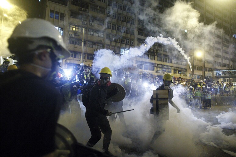 Manifestanti ad Hong Kong © ANSA/AP