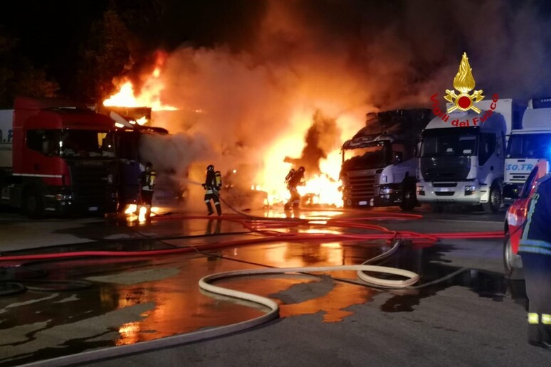 Incendio di camion a Serra Riccò - RIPRODUZIONE RISERVATA