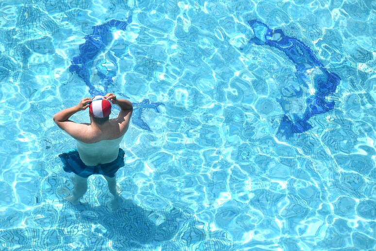 Una piscina (foto di Archivio) - RIPRODUZIONE RISERVATA