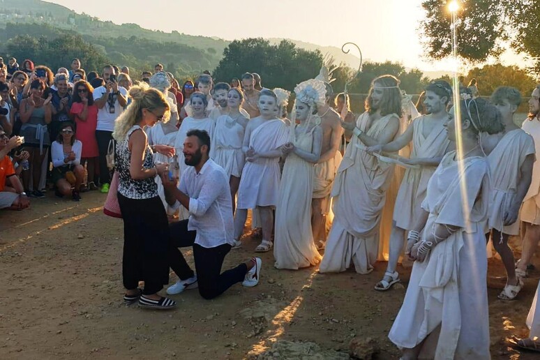 Proposta di matrimonio all 'alba nella Valle dei templi - RIPRODUZIONE RISERVATA