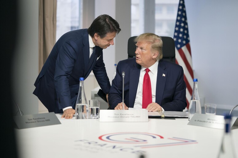 Il presidente del Consiglio Giuseppe Conte (S) con il presidente degli Stati Uniti Donald Trump al  G7 di Biarritz, il 26 agosto 2019 - RIPRODUZIONE RISERVATA