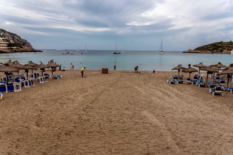 Una spiaggia delle isole Baleari © ANSA/EPA