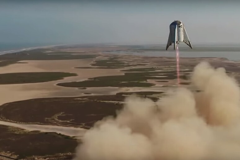 Primo balzo per la  'cavalletta spaziale ' Starhopper (fonte: SpaceX) - RIPRODUZIONE RISERVATA