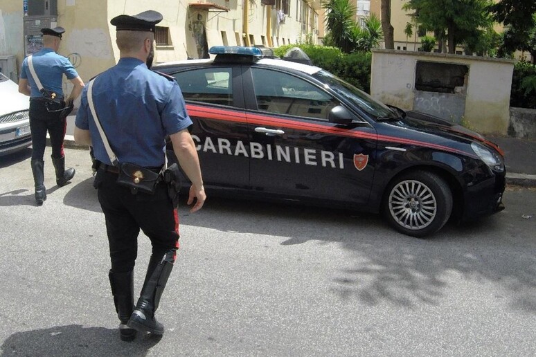 Una pattuglia dei Carabinieri (foto d 'archivio) - RIPRODUZIONE RISERVATA