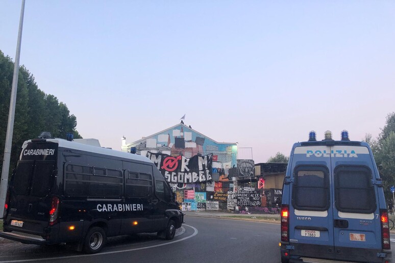 Carabinieri e polizia durante lo sgombero dello spazio pubblico autogestito Xm24 a Bologna, 06 agosto 2019 - RIPRODUZIONE RISERVATA