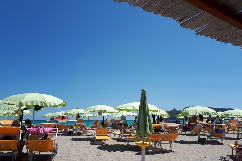 Turismo: stabilimento spiaggia Poetto Cagliari - RIPRODUZIONE RISERVATA