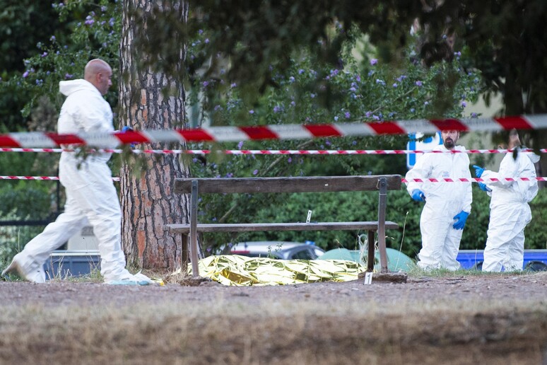 Il corpo di Fabrizio Piscitelli, conosciuto come  'Diabolik ', disteso a terra al parco degli Acquedotti, Roma, 07 agosto 2019 - RIPRODUZIONE RISERVATA