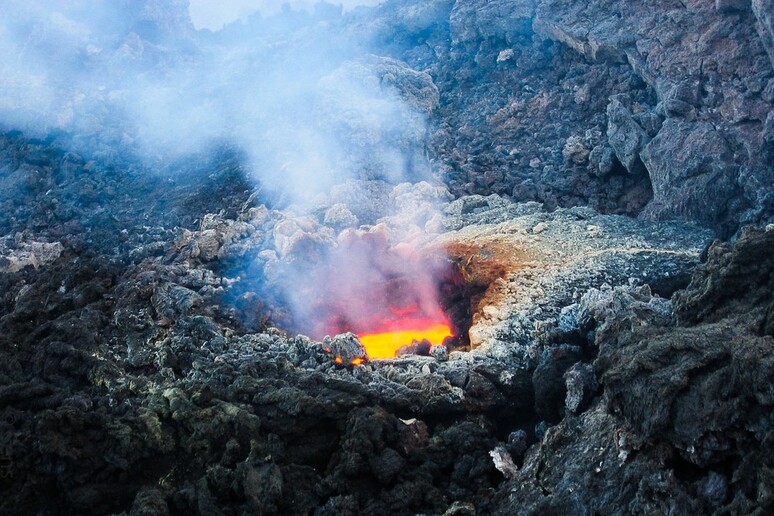 Un 'eruzione dell 'Etna (fonte: Pixabay) - RIPRODUZIONE RISERVATA