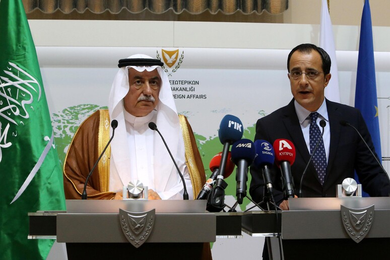 Il ministro degli Esteri saudita Ibrahim Assaf in visita a Cipro © ANSA/EPA