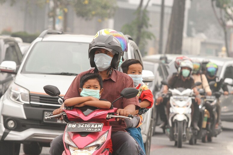 Maschere antismog a Pekanbaru, Indonesia - Curiosita 