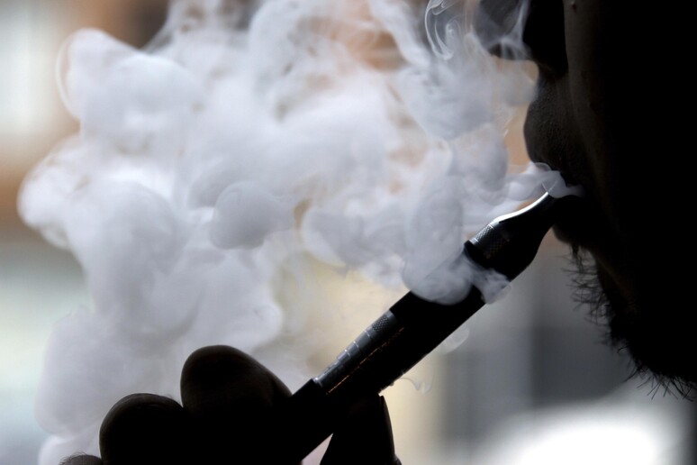 Un uomo fuma una sigaretta elettronica © ANSA/AP