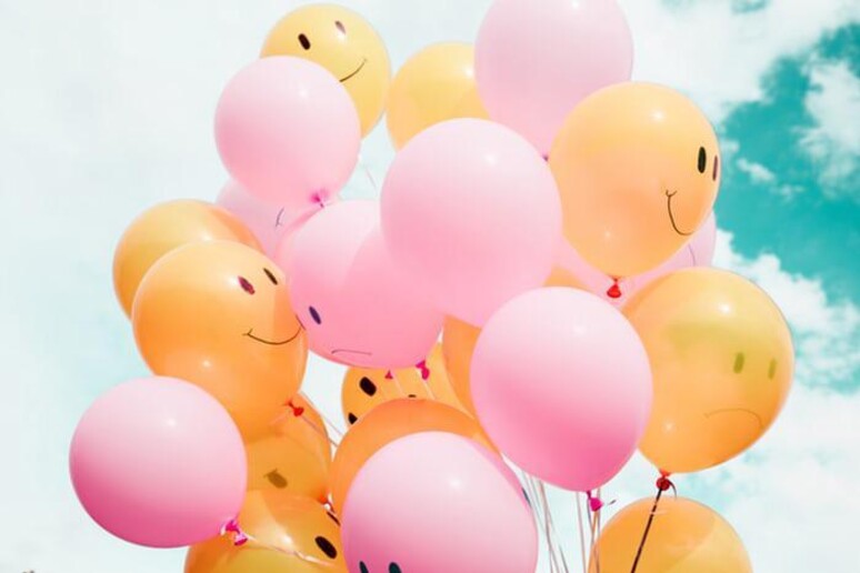 sorrisi su palloncini colorati - RIPRODUZIONE RISERVATA