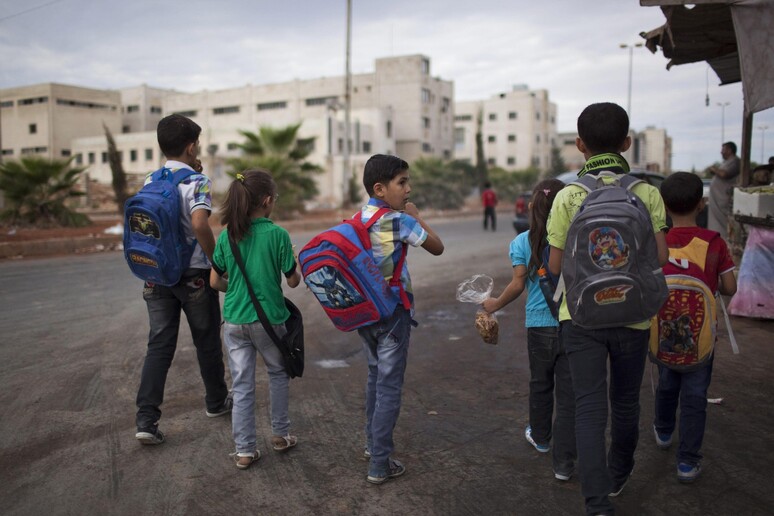 Ragazzini per strada verso scuola a Damasco in Siria -     RIPRODUZIONE RISERVATA