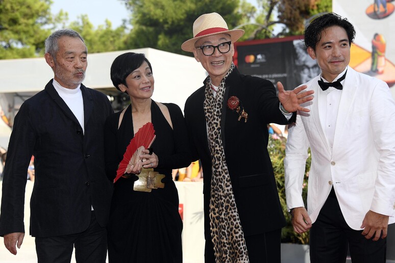 Il cast di  'No.7 Cherry Lane ' con il registra Yonfan - RIPRODUZIONE RISERVATA