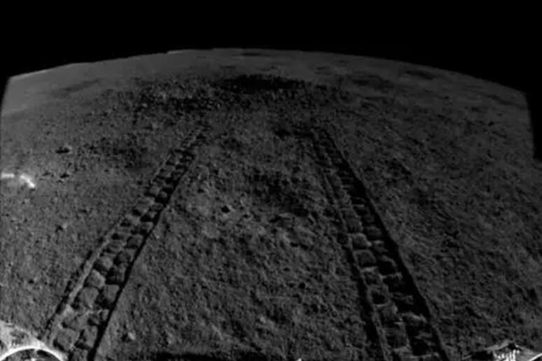 Le orme del rover Yu-Tu 2 in avvicinamento al cratere contenente il misterioso gel (fonte: CNSA) - RIPRODUZIONE RISERVATA
