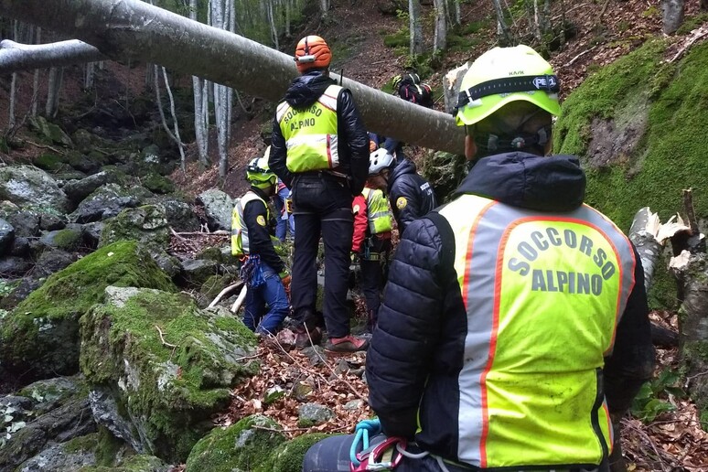 Un intervento del soccorso alpino - RIPRODUZIONE RISERVATA