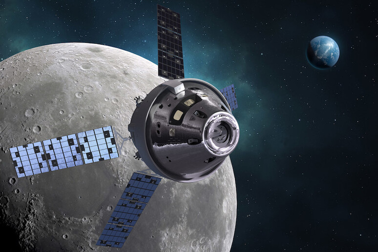 Rappresentazione artistica della capsula Orion nell 'orbita lunare (fonte: Lockheed Martin) - RIPRODUZIONE RISERVATA