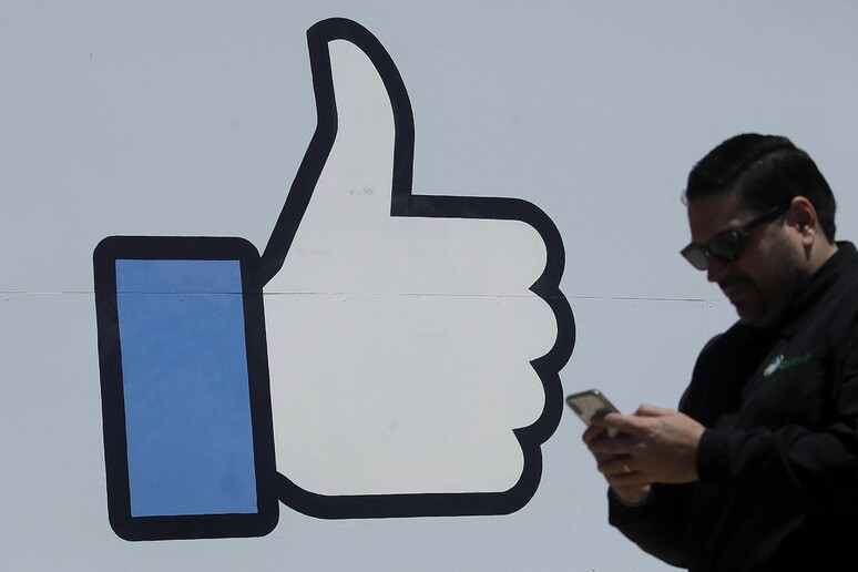 Dopo Instagram anche Facebook vuole nascondere i  'like ' © ANSA/AP