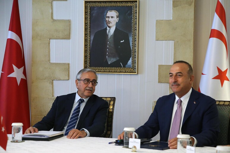 Incontro tra il ministro degli Esteri turco Mevlut Cavusoglu (d) e il leader turco-cipriota Mustafa Akinci nella parte nord di Nicosia © ANSA/EPA