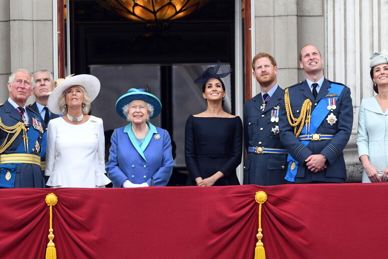 I reali britannici al balcone di Buckingham Palace in una immagine d 'archivio - RIPRODUZIONE RISERVATA